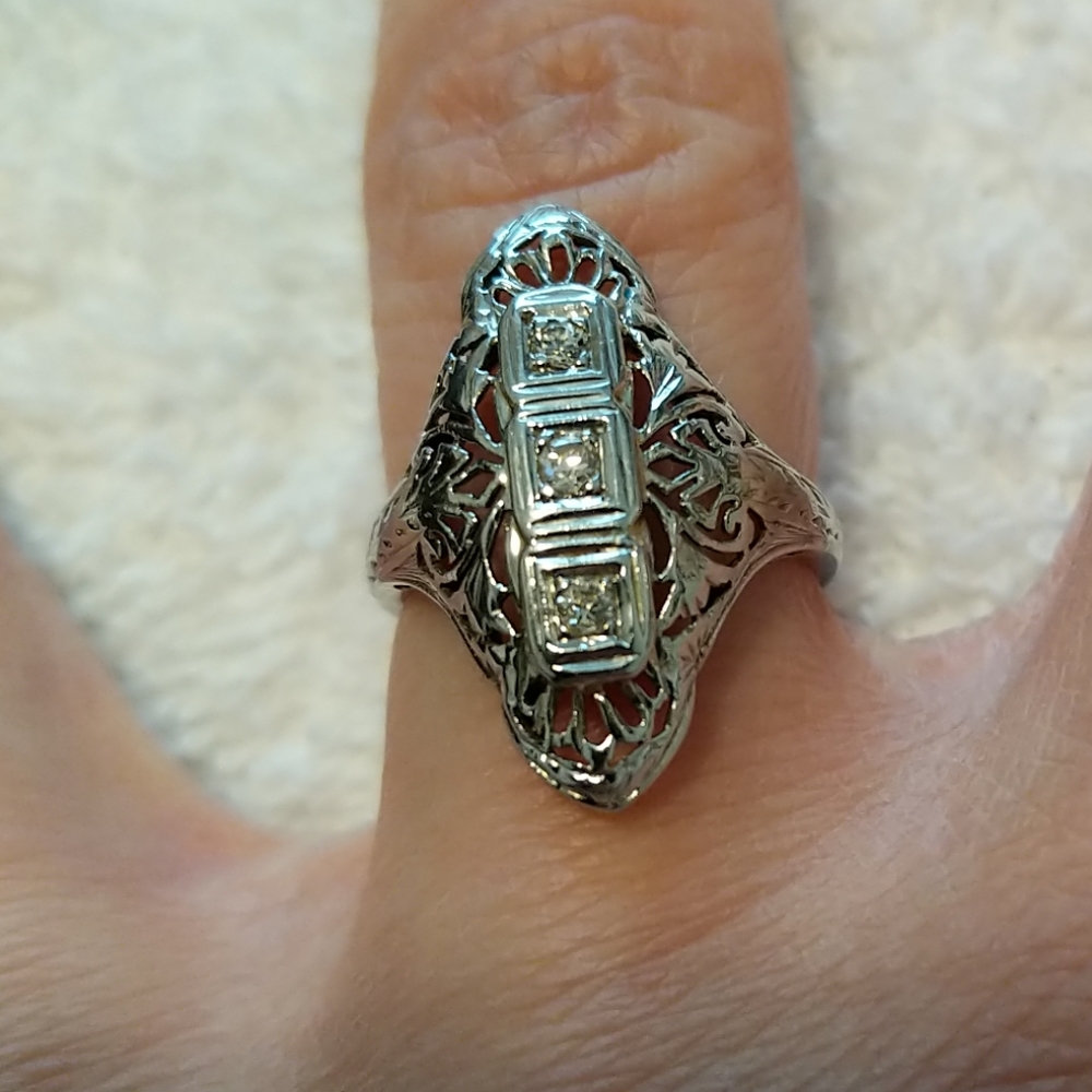 Really pretty silver filigree ring three stones